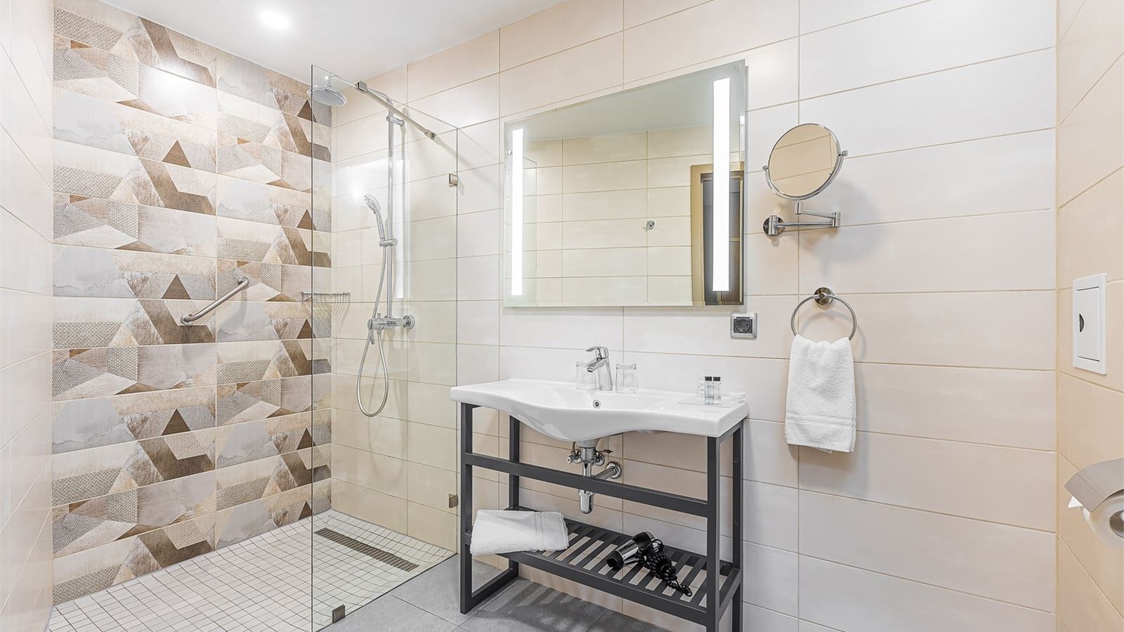 rooms-представительский-номер-с-панорамным-видом-на-реку-и-2-кроватями