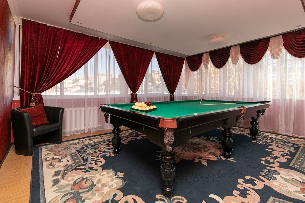 rooms-3-room-luxe-with-bilyard