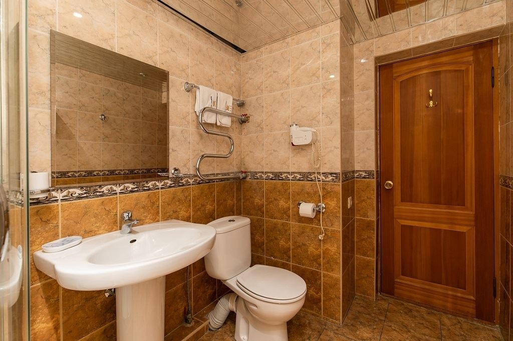 rooms-3-room-luxe-with-bilyard