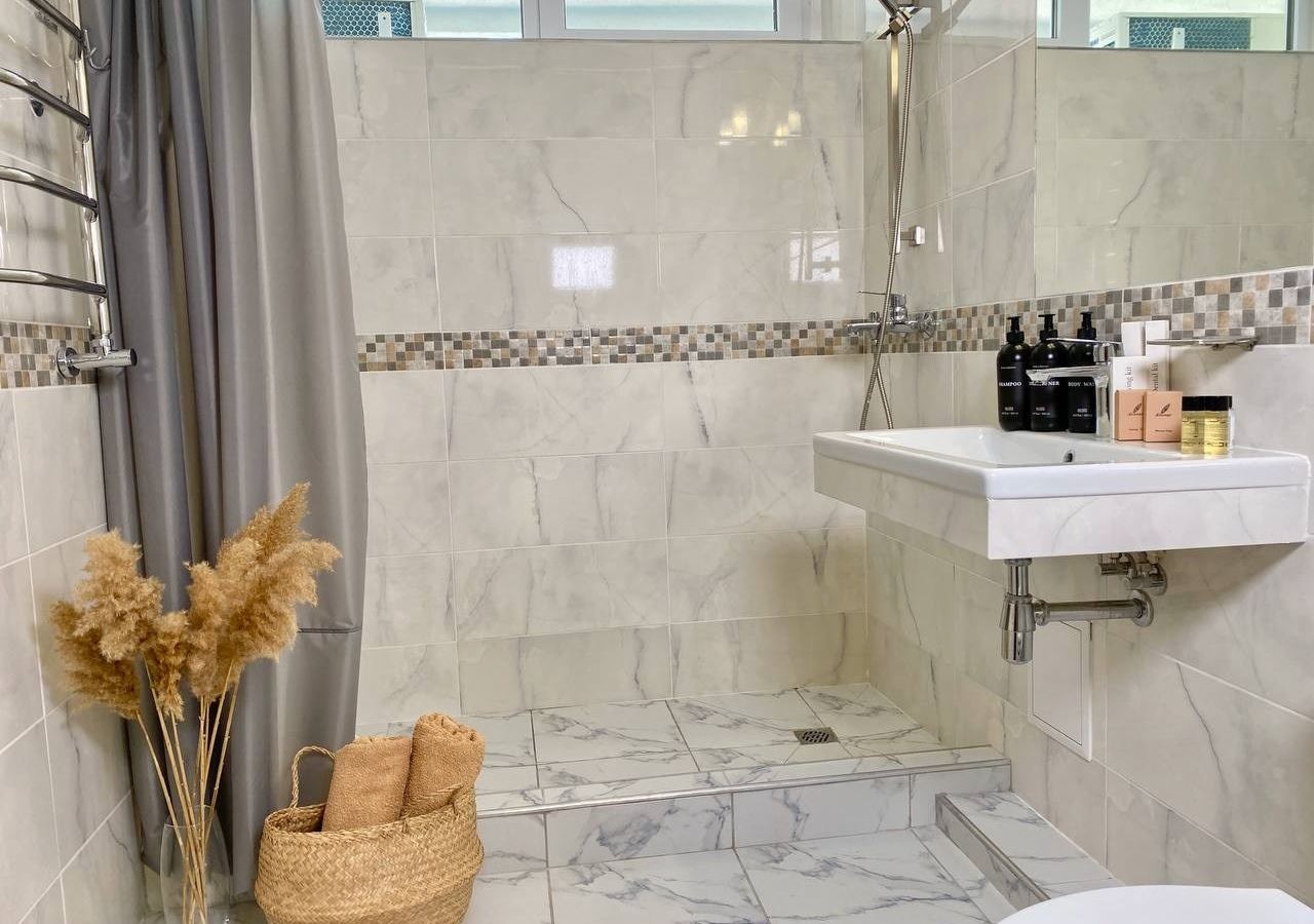 rooms-luxe-building-1