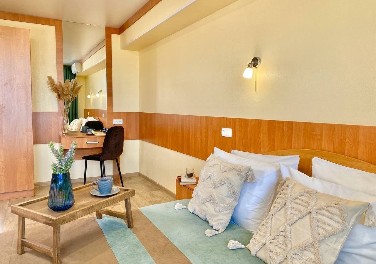 rooms-luxe-building-1