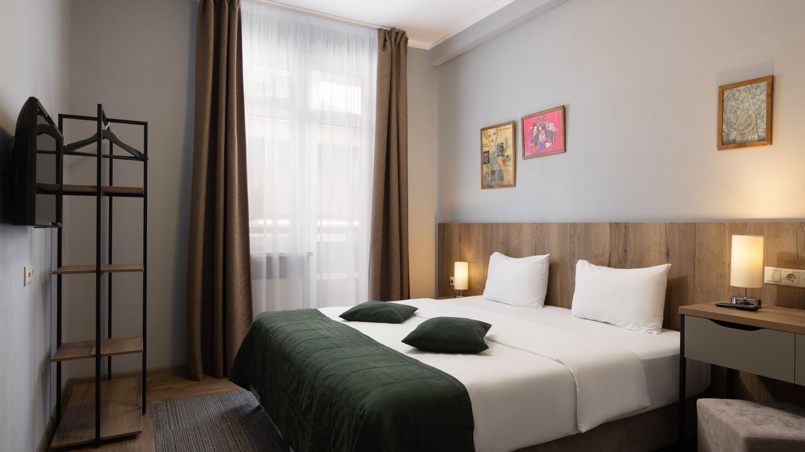 rooms-family-3-rooms-balcony