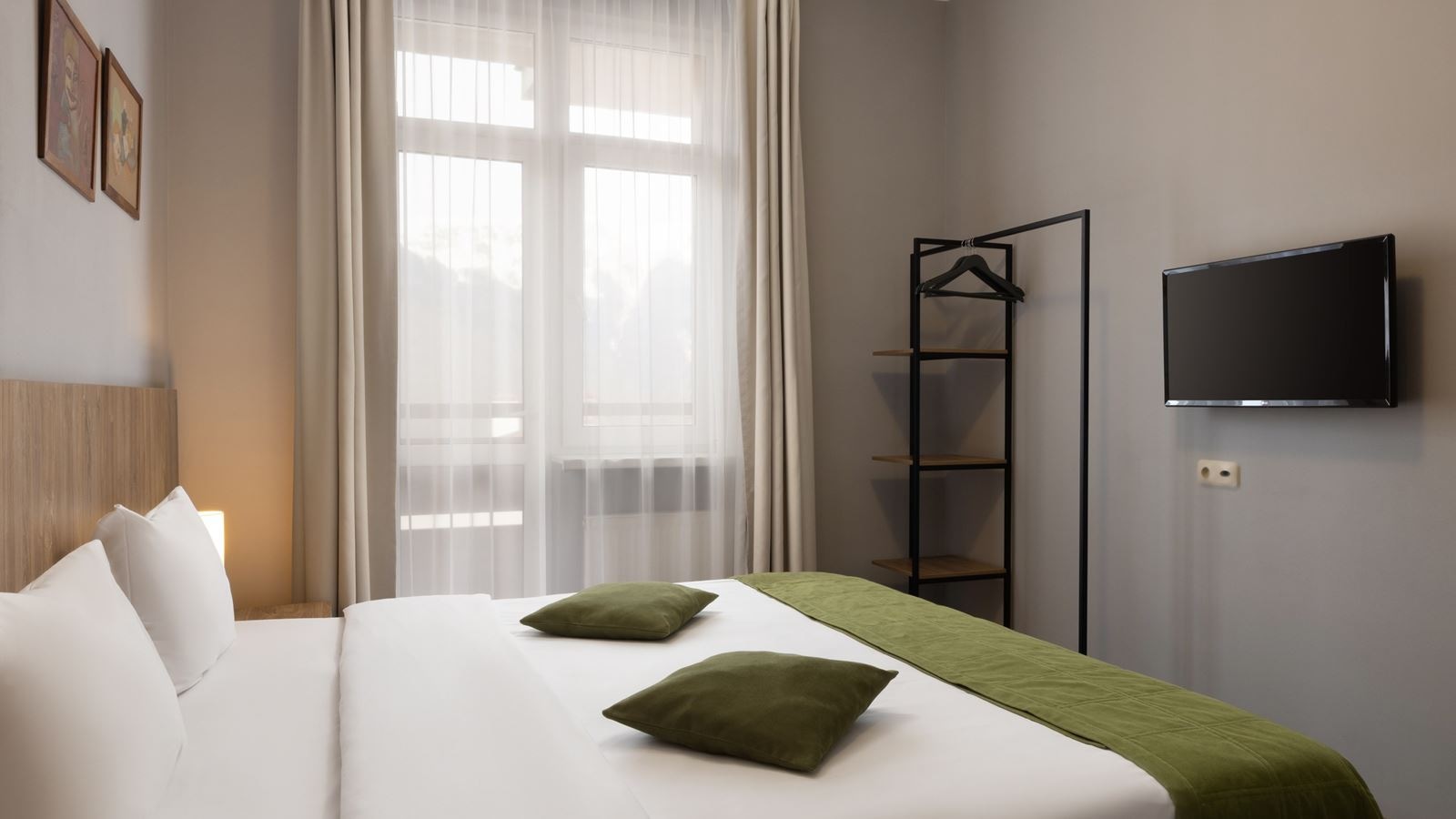 rooms-family-3-rooms-balcony-mountain-view