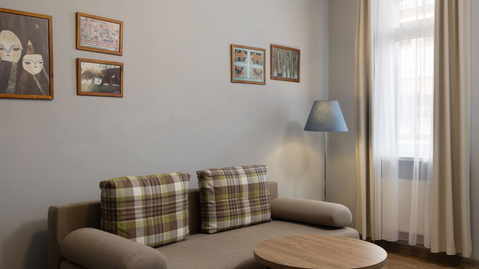 rooms-family-3-rooms-balcony-mountain-view