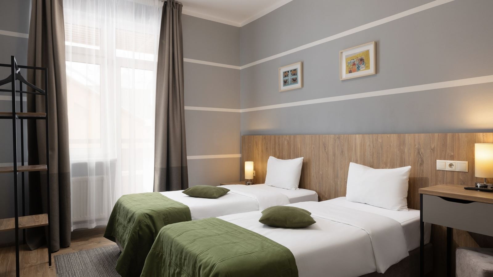 rooms-family-4-rooms-balcony-mountain-view