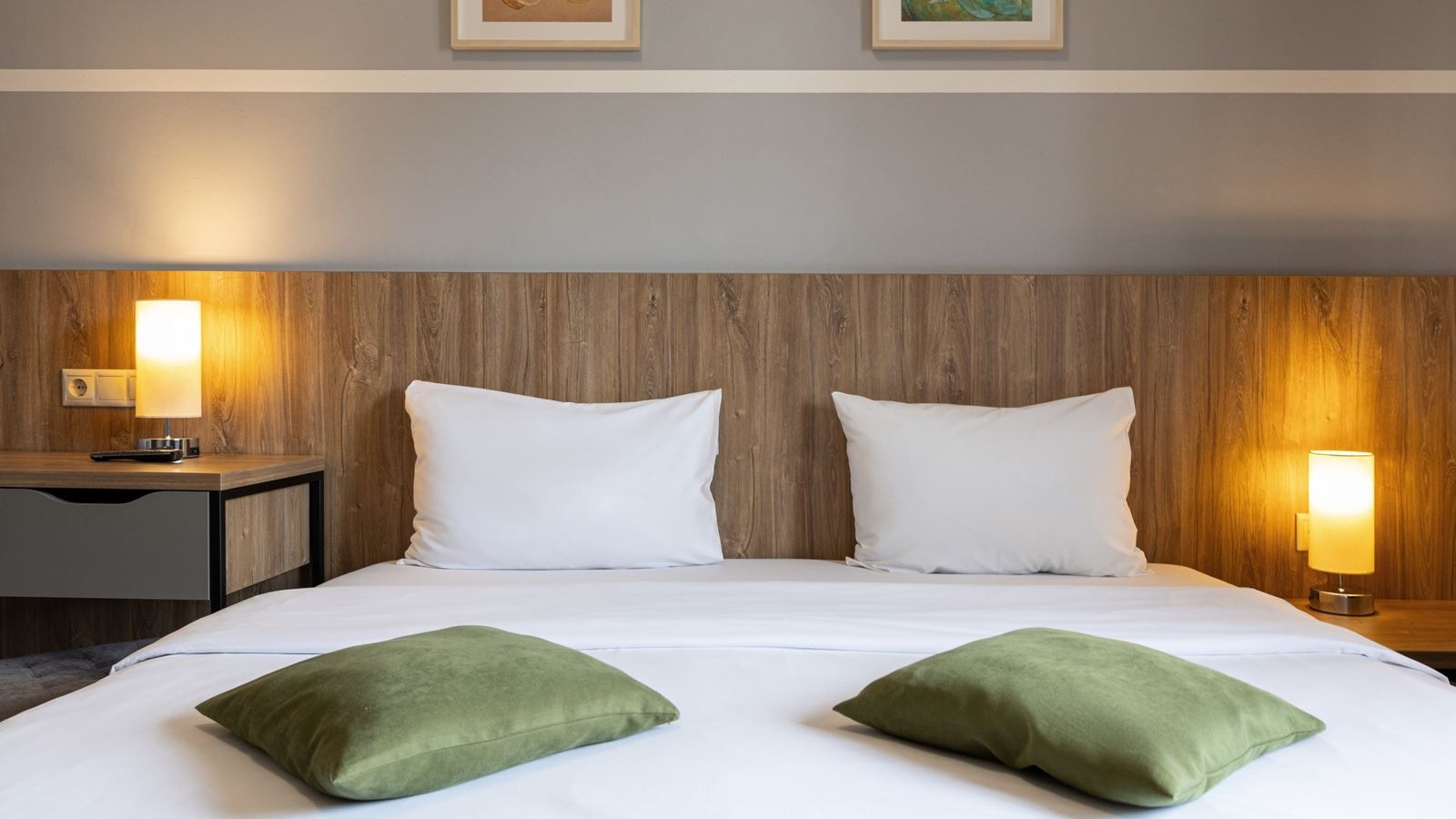 rooms-family-4-rooms-balcony-mountain-view