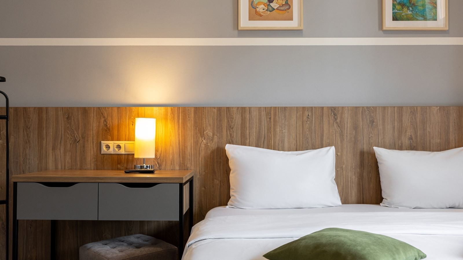 rooms-family-4-rooms-balcony-mountain-view