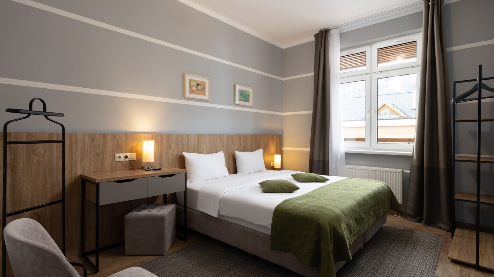 rooms-family-4-rooms-balcony-mountain-view