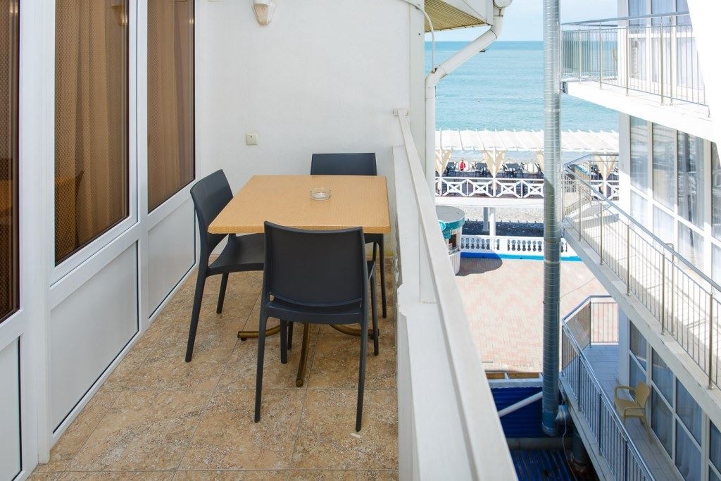 rooms-triple-balcony