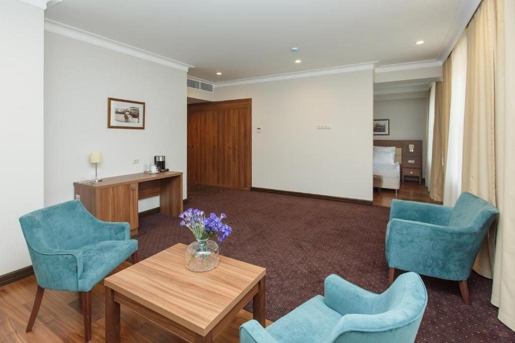 rooms-suite-with-mountain-view