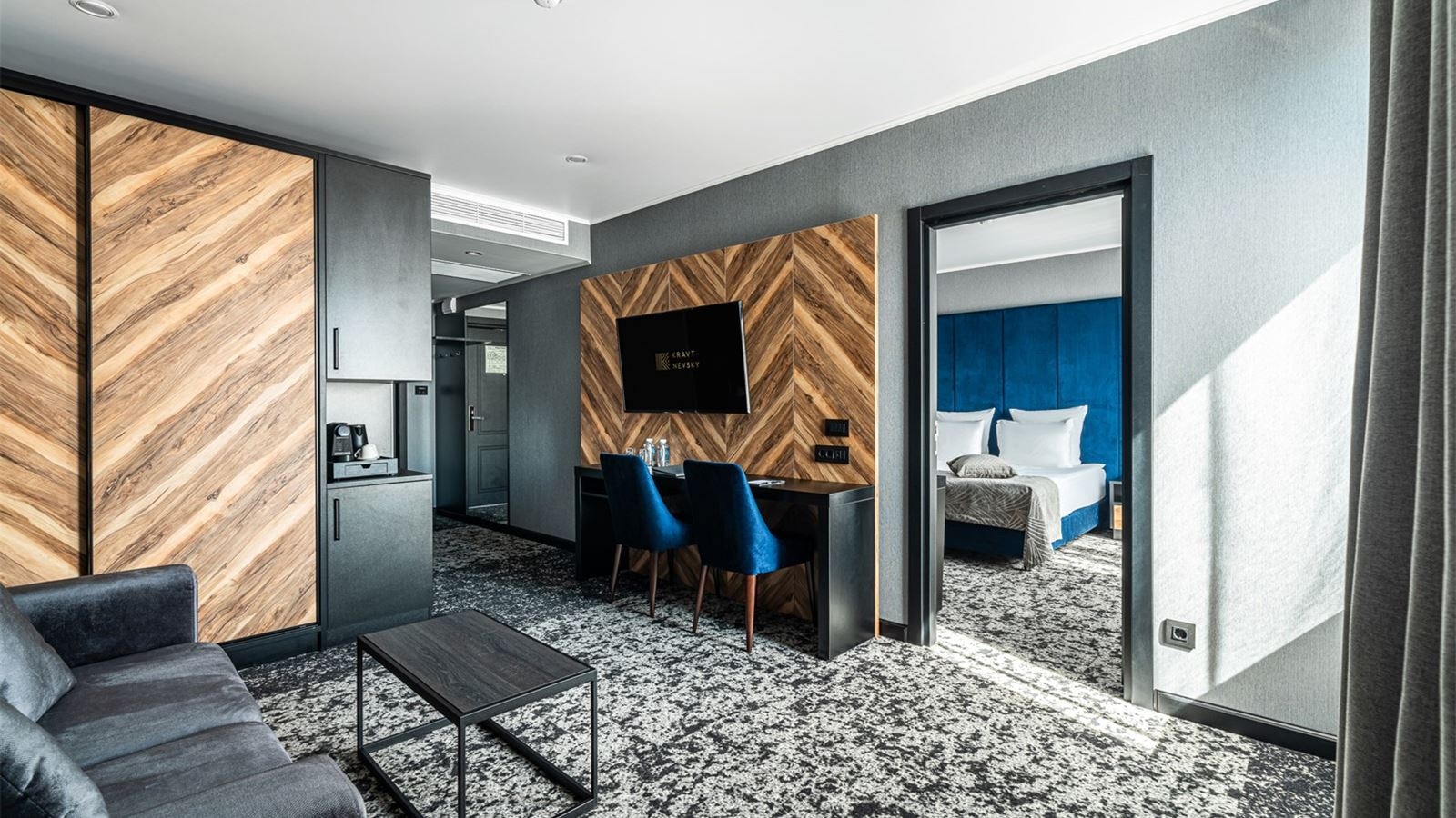 rooms-семейный-люкс-с-одной-двуспальной-кроватью