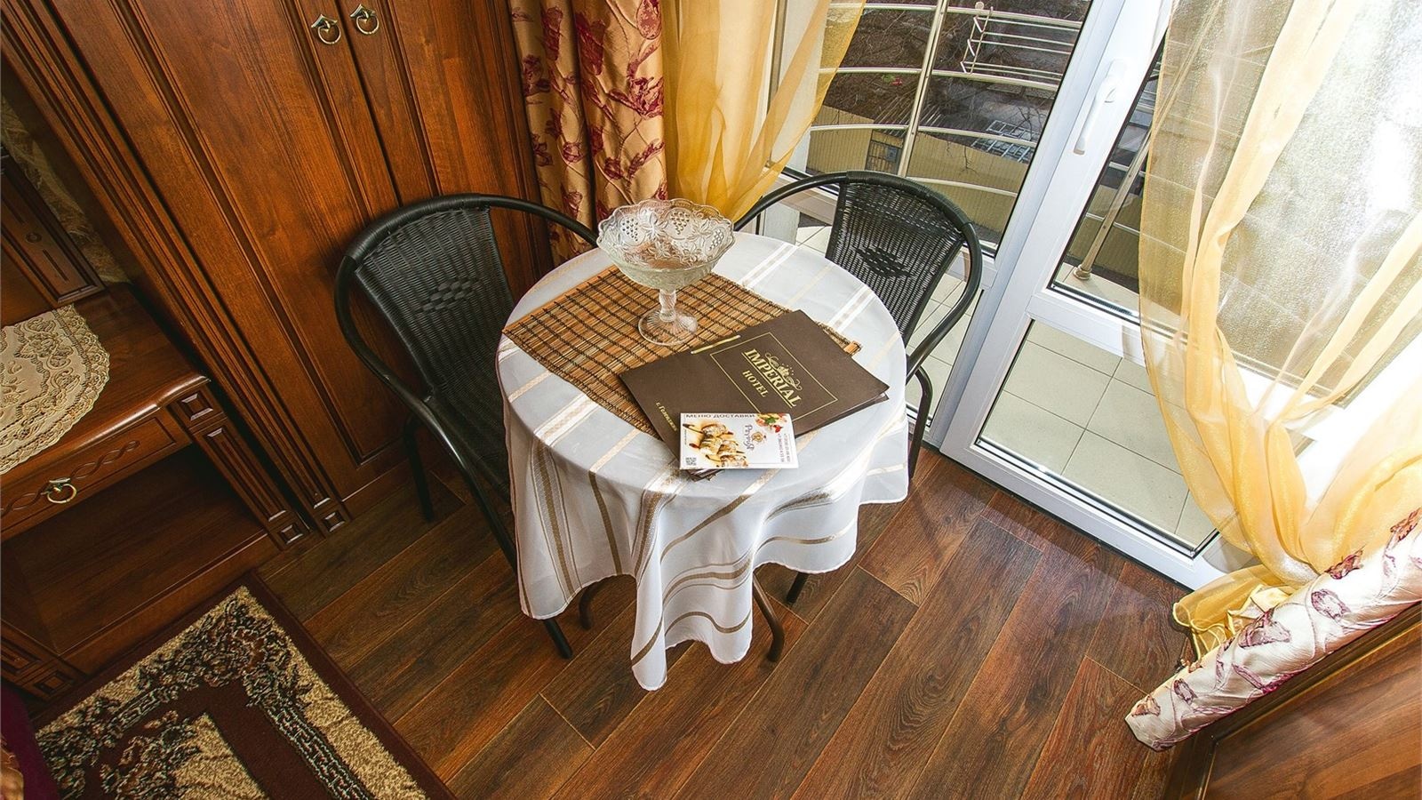 rooms-улучshенный-двухместный-номер-с-балконом