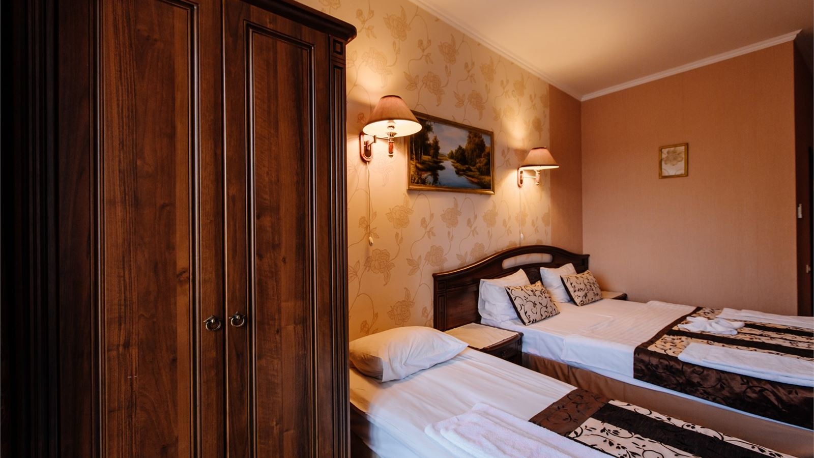 rooms-улучshенный-трехместный-номер