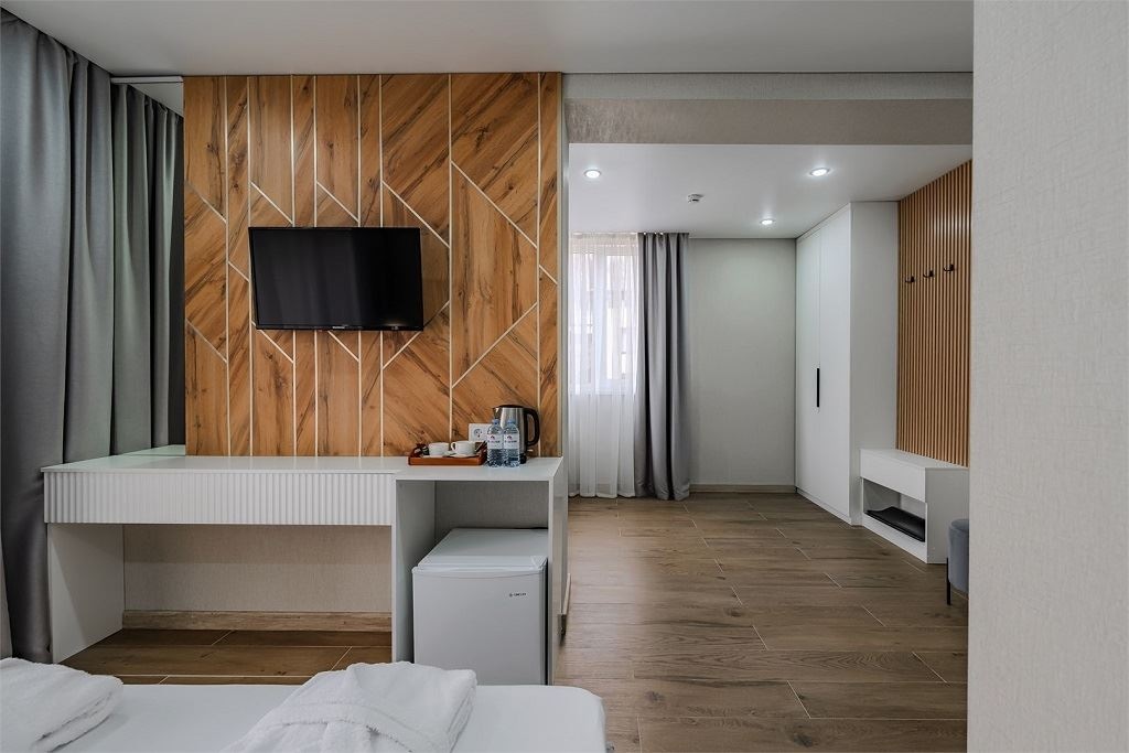 rooms-deluxe-with-balcomy