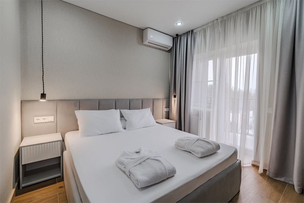 rooms-deluxe-with-balcomy