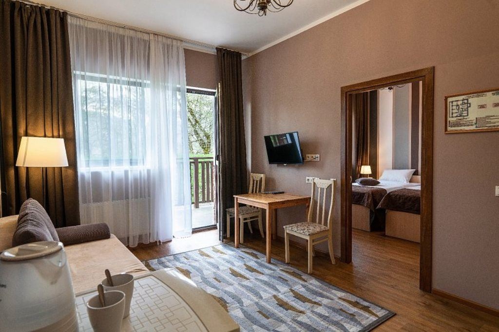 rooms-family-suite-balcony-ground-dbl