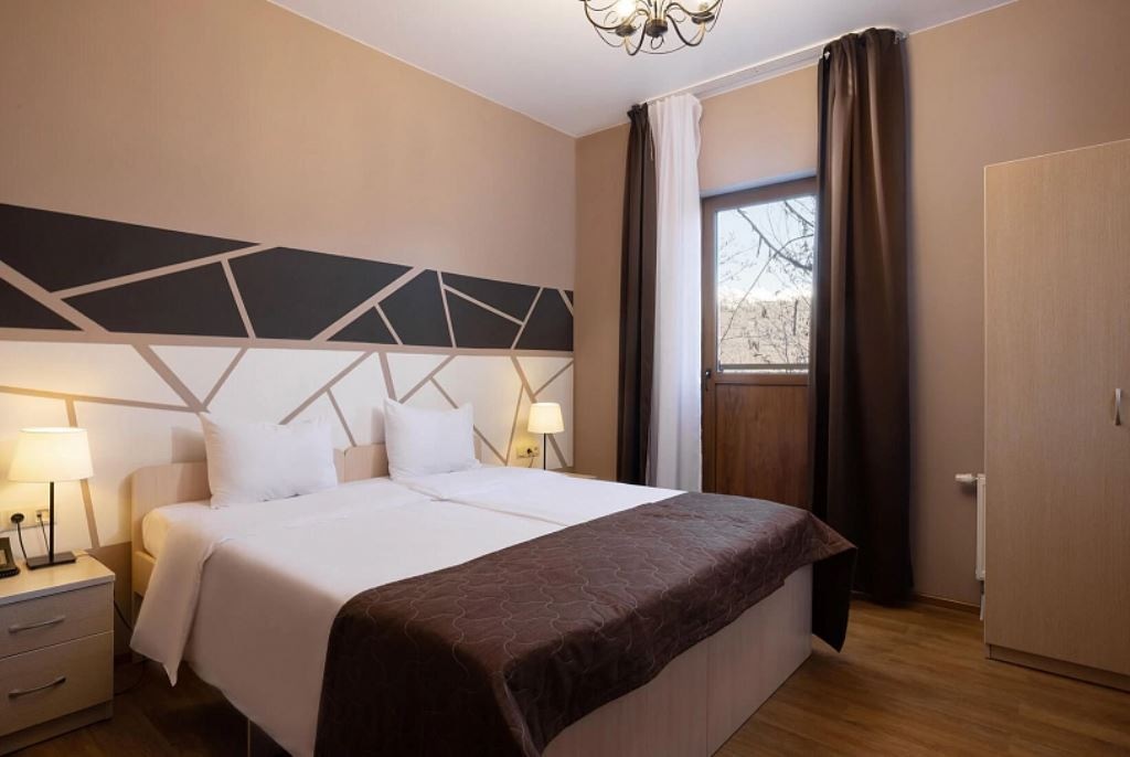 rooms-family-suite-balcony-dbl