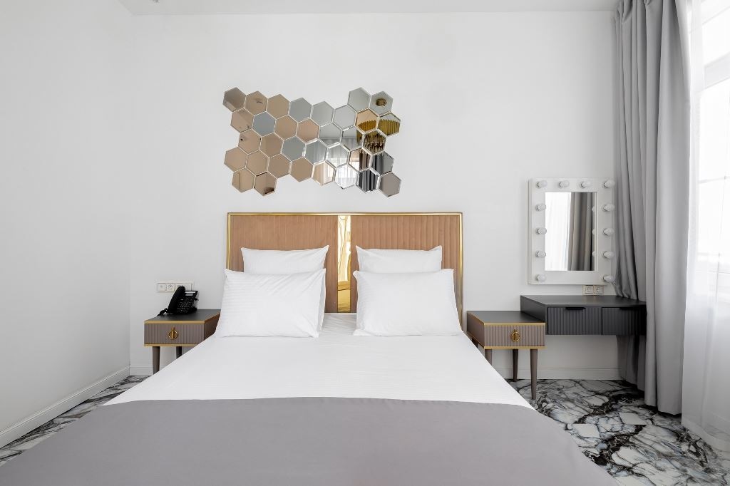 rooms-luxe-with-balcony