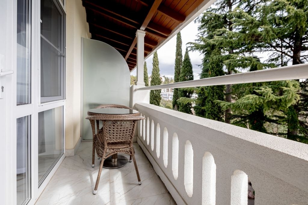 rooms-luxe-with-balcony