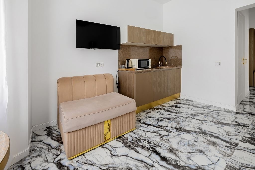 rooms-luxe-with-balcony