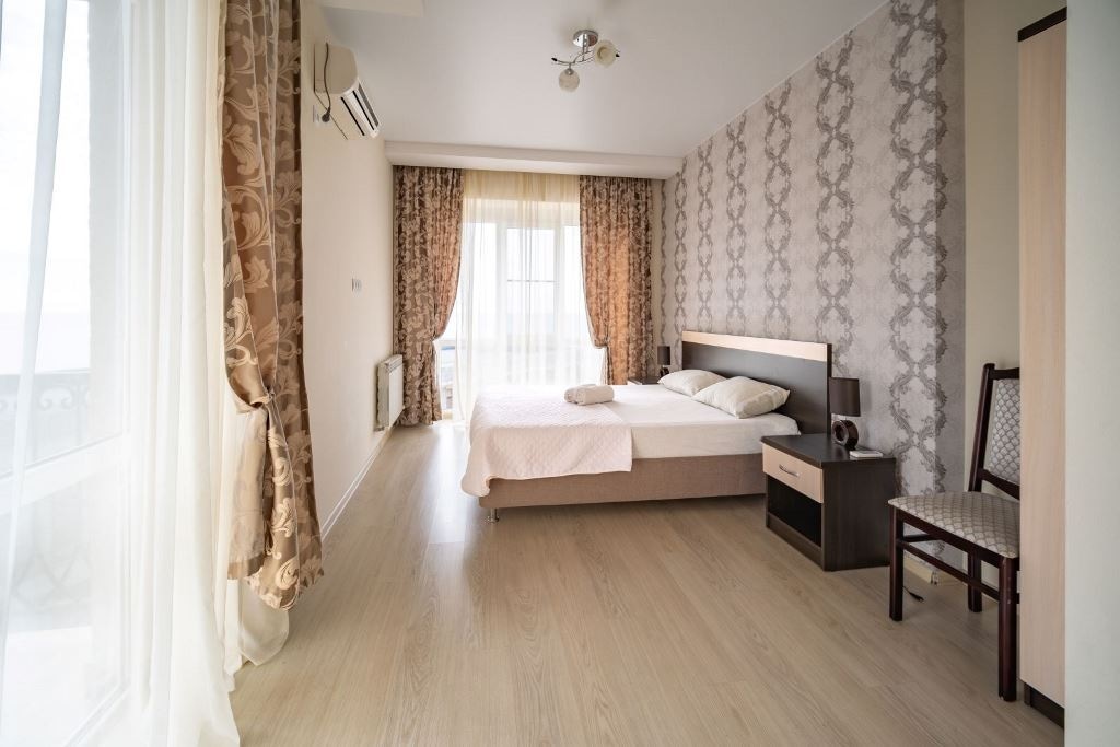 rooms-luxe-with-balcony