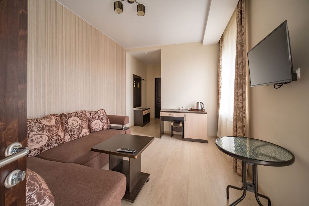 rooms-luxe-with-balcony