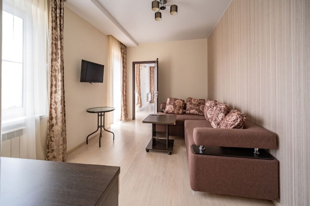 rooms-luxe-with-balcony