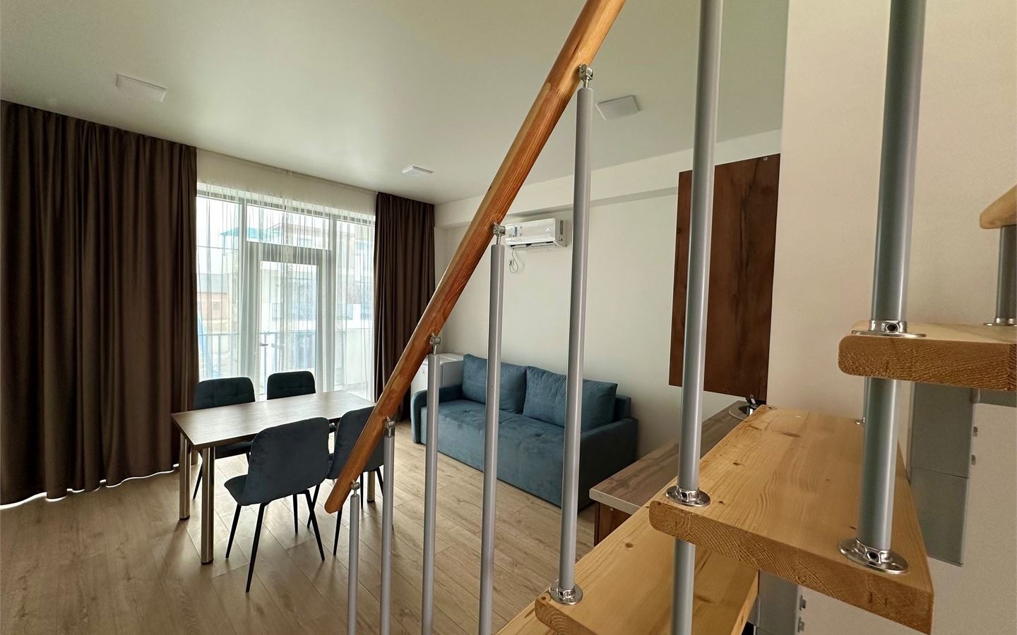 rooms-двухуровневый-полулюкс-с-видом-на-бассейн