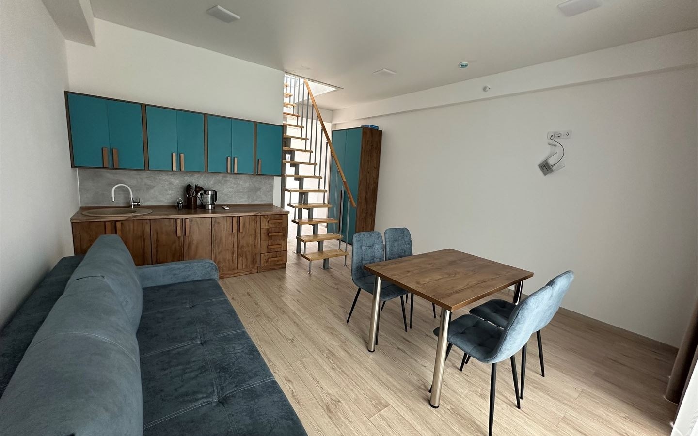 rooms-двухуровневый-полулюкс-с-видом-на-бассейн