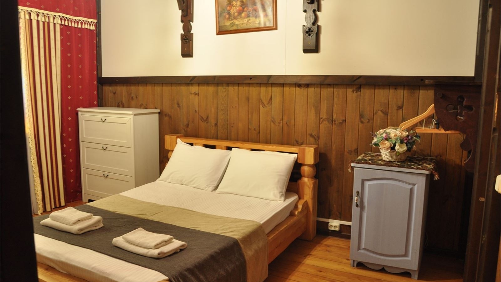 rooms-2местный-2комнатный-номер-с-одной-двухспальной-кроватью-и-диваном