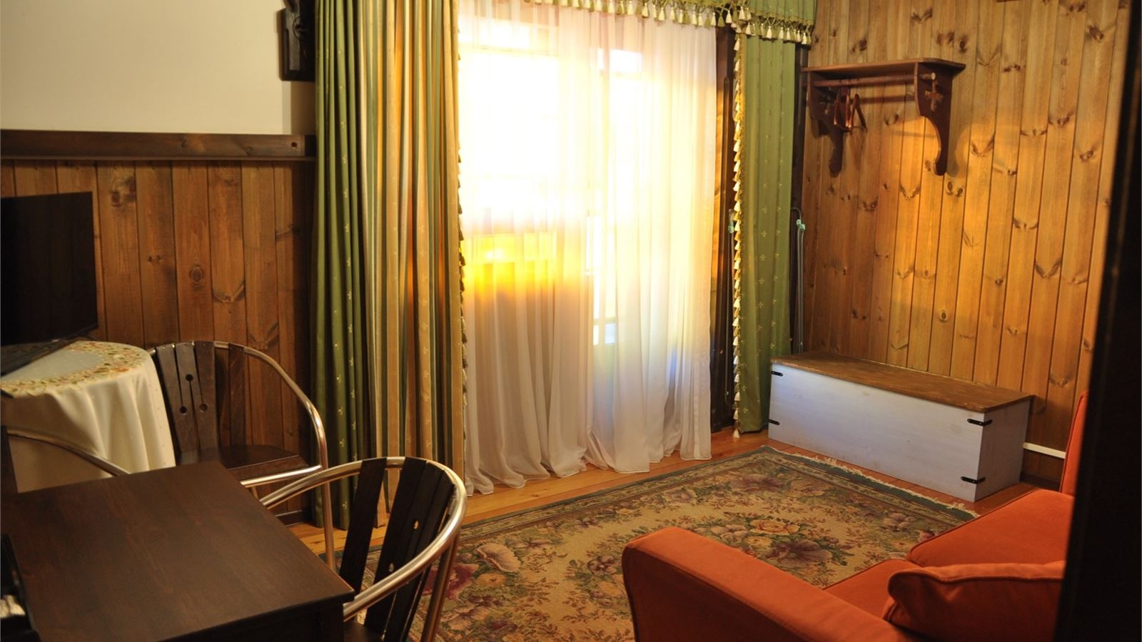 rooms-2местный-2комнатный-номер-с-одной-двухспальной-кроватью-и-диваном