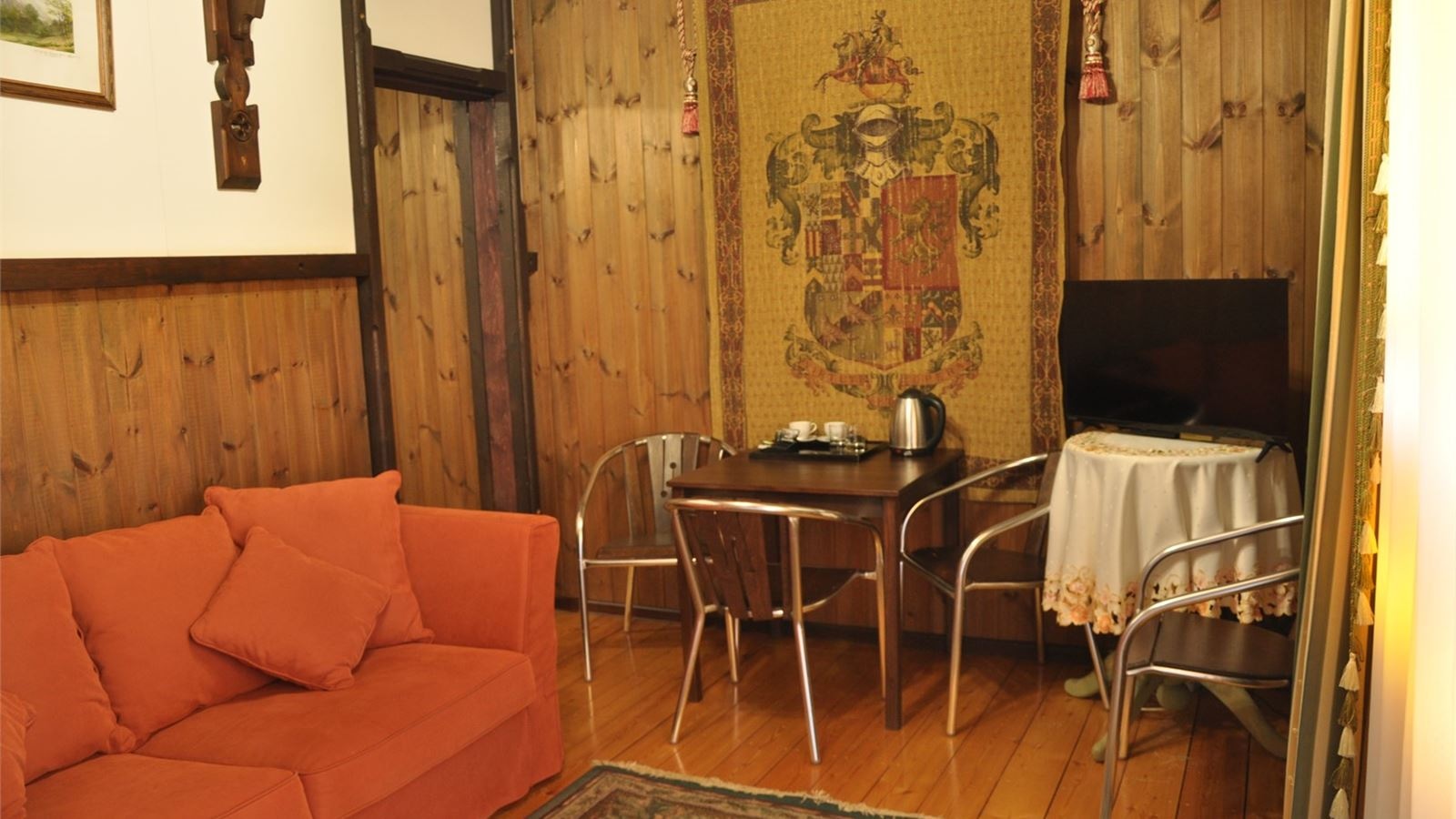 rooms-2местный-2комнатный-номер-с-одной-двухспальной-кроватью-и-диваном