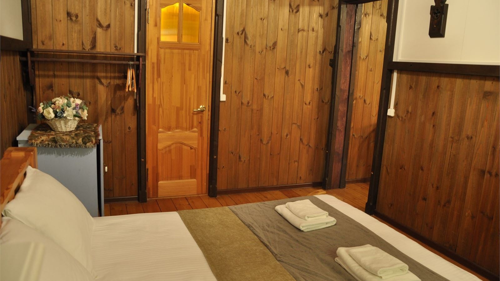 rooms-2местный-2комнатный-номер-с-одной-двухспальной-кроватью-и-диваном