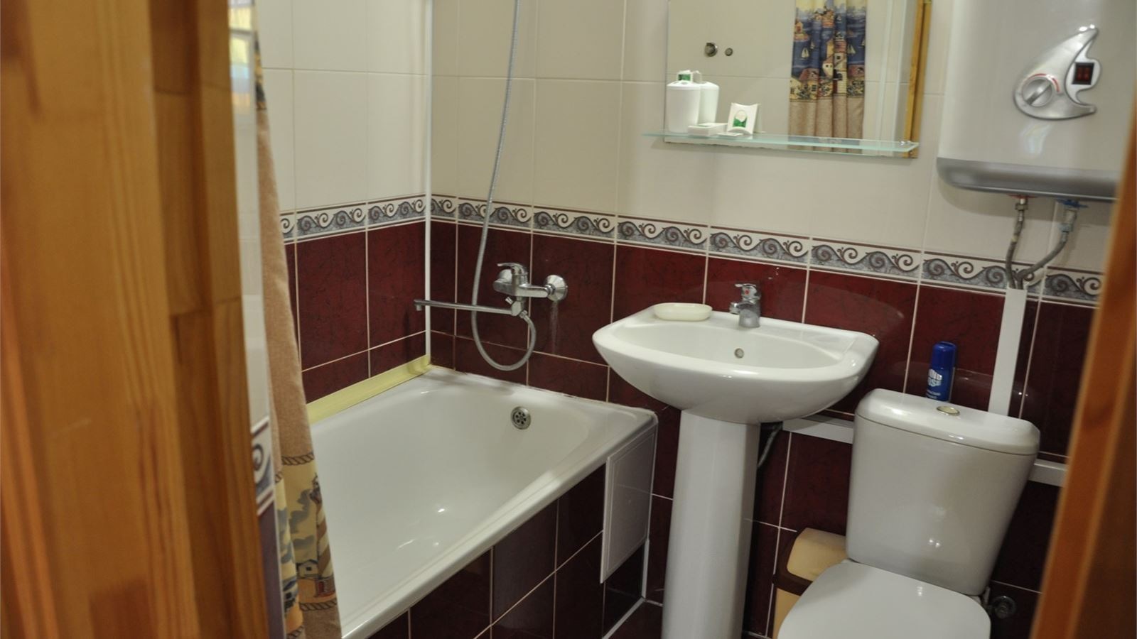rooms-2местный-2комнатный-номер-с-одной-двухспальной-кроватью-и-диваном