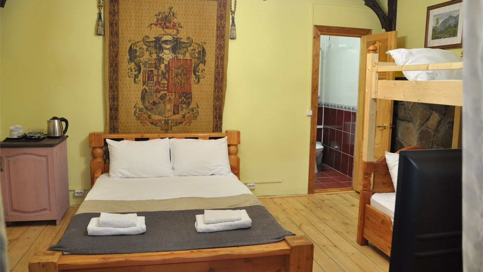 rooms-4местный-1комнатный-номер-с-двуспальной-кроватью-и-двухъярусной-кроватью