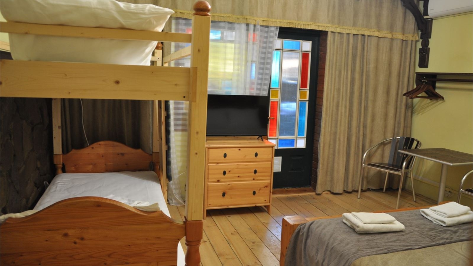 rooms-4местный-1комнатный-номер-с-двуспальной-кроватью-и-двухъярусной-кроватью