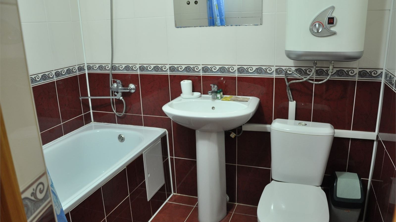 rooms-4местный-1комнатный-номер-с-двуспальной-кроватью-и-двухъярусной-кроватью