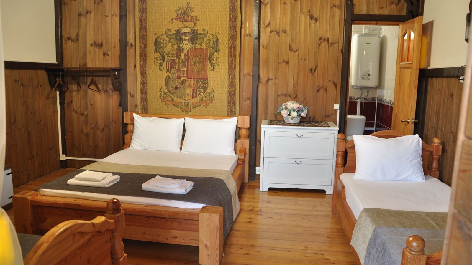 rooms-4местный-1комнатный-номер-с-двумя-односпальными-кроватями-и--двуспальной-кроватью