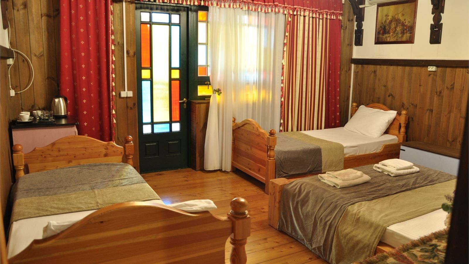 rooms-4местный-1комнатный-номер-с-двумя-односпальными-кроватями-и--двуспальной-кроватью