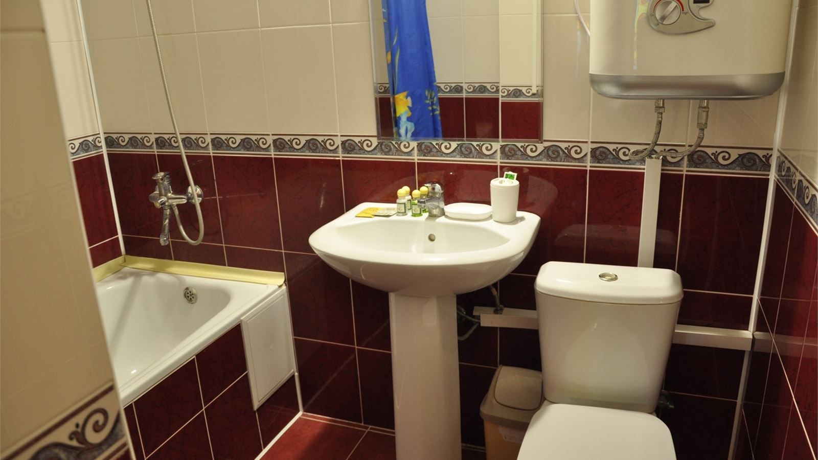 rooms-4местный-1комнатный-номер-с-двумя-односпальными-кроватями-и--двуспальной-кроватью