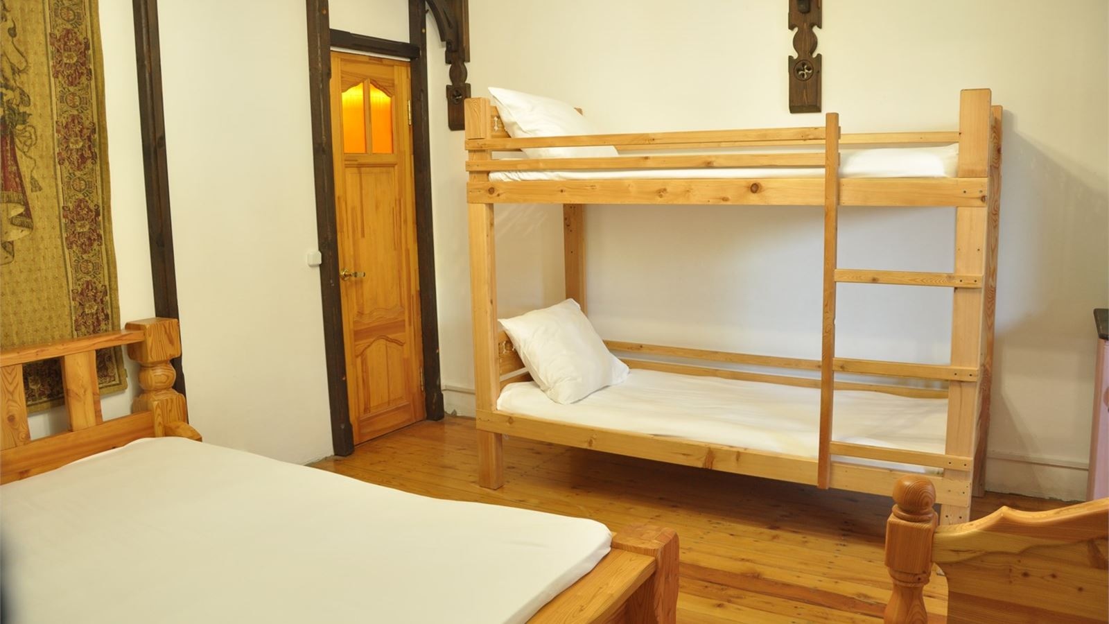 rooms-5местный-1комнатный-номер-с-односпальной-кроватью-двухспальной-кроватью-двухъярусной-кроватью