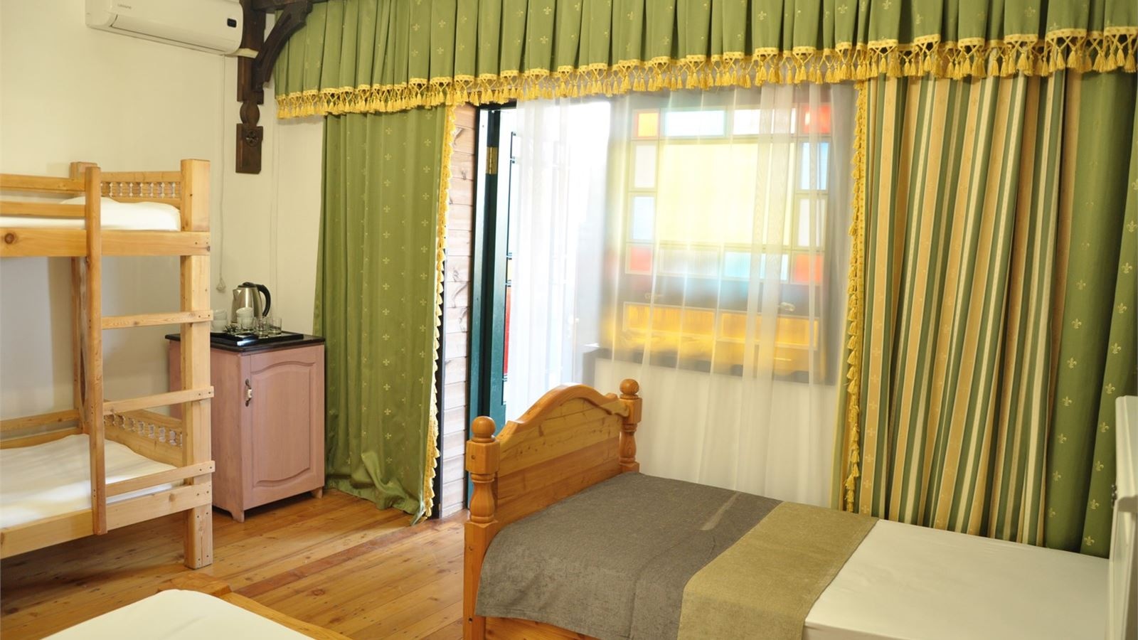 rooms-5местный-1комнатный-номер-с-односпальной-кроватью-двухспальной-кроватью-двухъярусной-кроватью