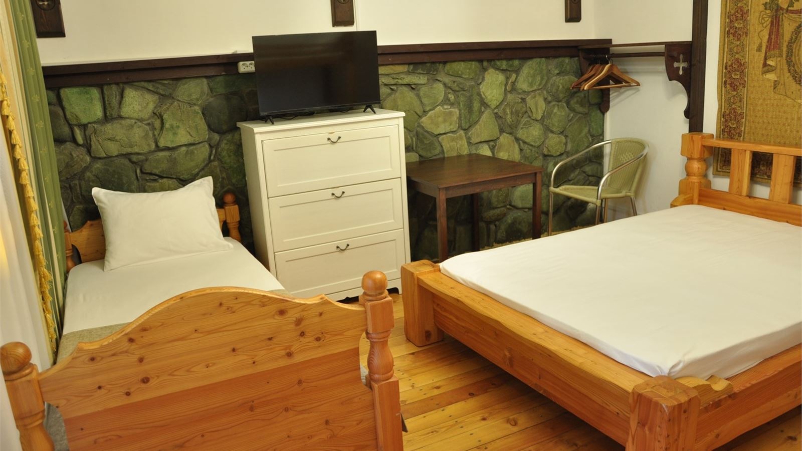rooms-5местный-1комнатный-номер-с-односпальной-кроватью-двухспальной-кроватью-двухъярусной-кроватью