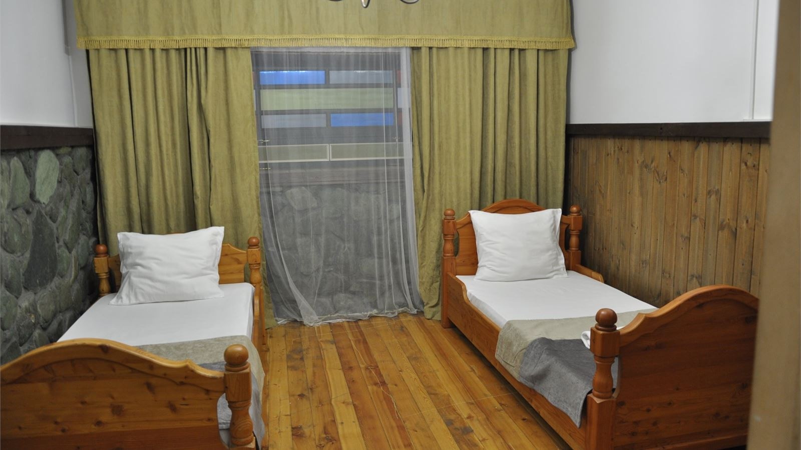 rooms-5местный-2комнатный-номер-с-пятью-односпальными-кроватями