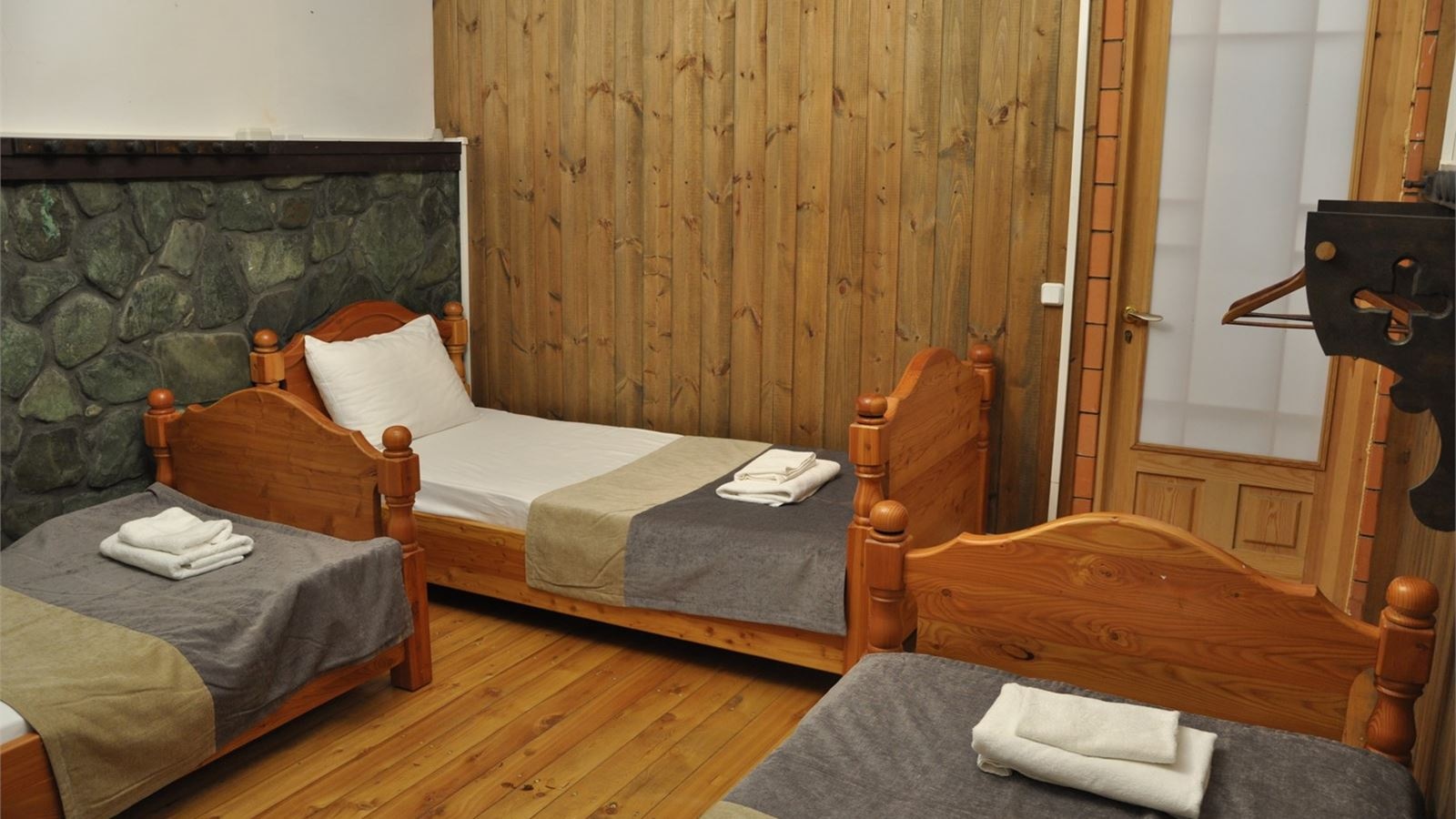 rooms-5местный-2комнатный-номер-с-пятью-односпальными-кроватями
