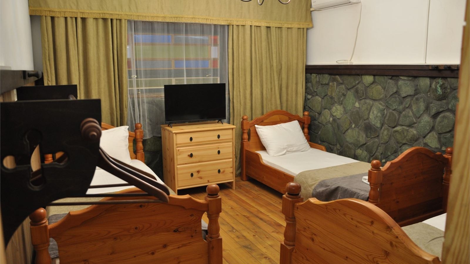 rooms-5местный-2комнатный-номер-с-пятью-односпальными-кроватями