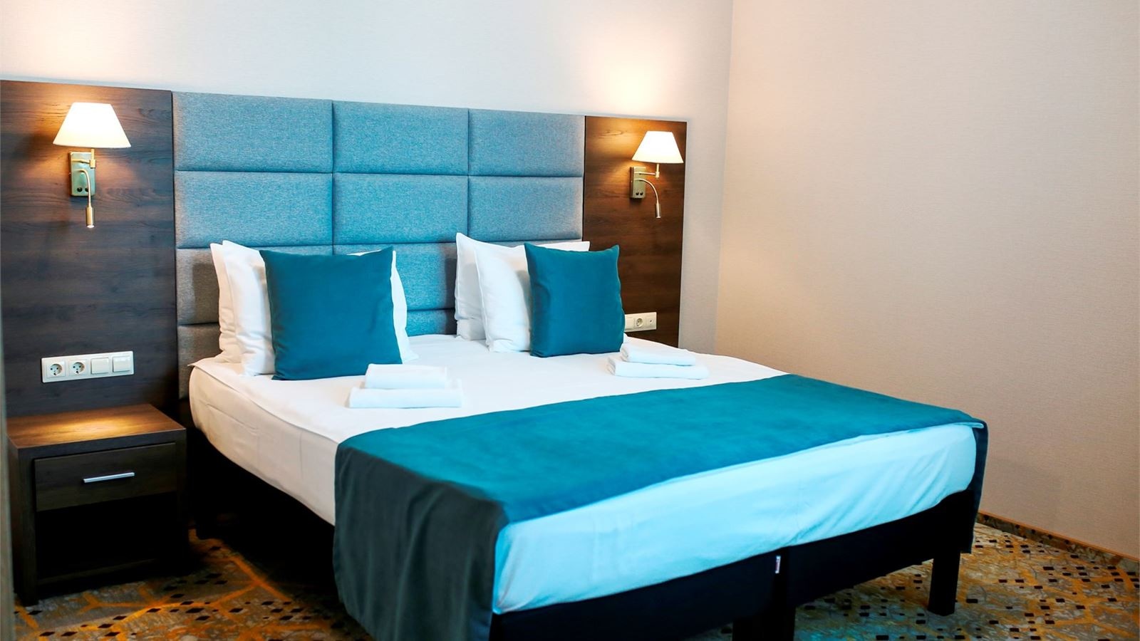 rooms-двухкомнатный-номер-с-двуспальной-кроватью-и-диваном-2-этаж