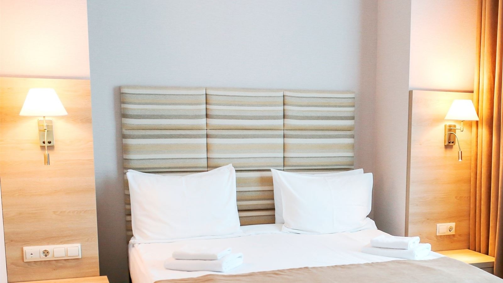 rooms-однокомнатный-номер-с-двуспальной-кроватью-и-диваном-2-этаж