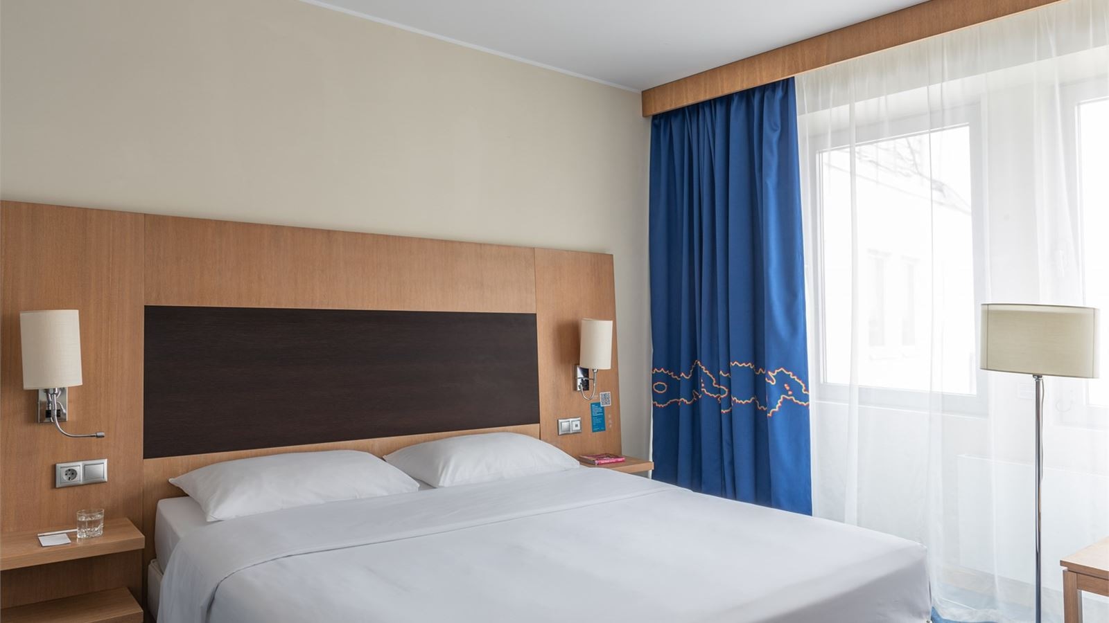 rooms-номер-стандарт-с-одной-двуспальной-кроватью-с-двумя-односпальными