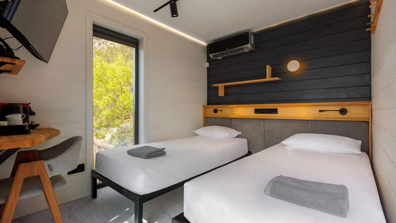 rooms-экодом-с-больshой-террасой-с-двумя-раздельными-кроватями-или-двуспальной-кроватью